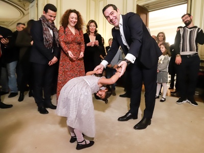 Αυτή η πιτσιρίκα τράβηξε τον Τσίπρα για ...