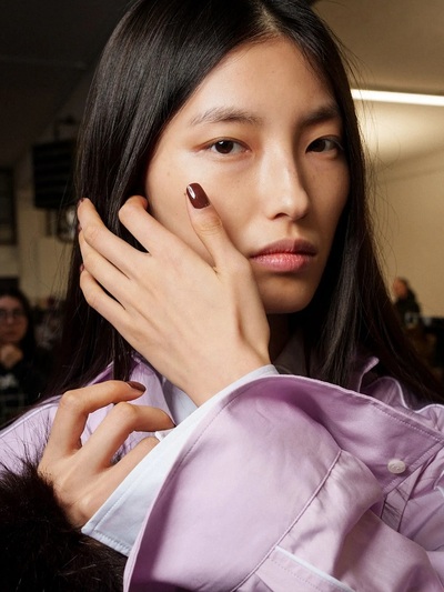 Το καφέ βερνίκι εμφανίζεται ως πρώτη επι...