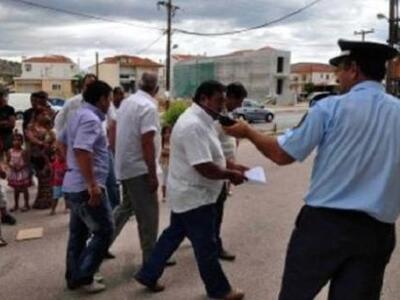 Γέμισαν το Αιτωλικό με αφίσες ρατσιστικο...