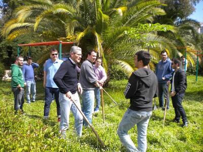 Ο Άγγελος Τσιγκρής με τις νέες και τους ...