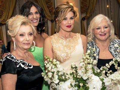 Ο Άδωνις μαζεύει υπογραφές και η Μανωλίδ...