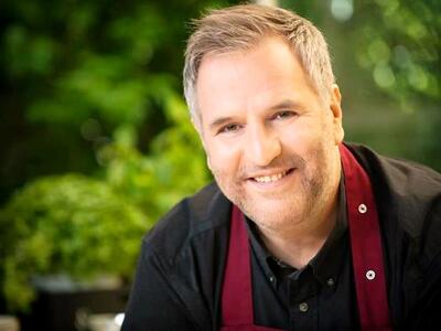 Ο Βαγγέλης Δρίσκας μαγειρεύει κοτόπουλο ...