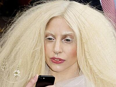 Lady Gaga: Έχει κόλλημα με τα φρύδια της...