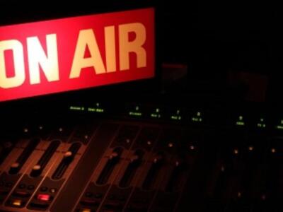 Ελληνίδα μάνα παρεμβαίνει on air ενώ μιλ...