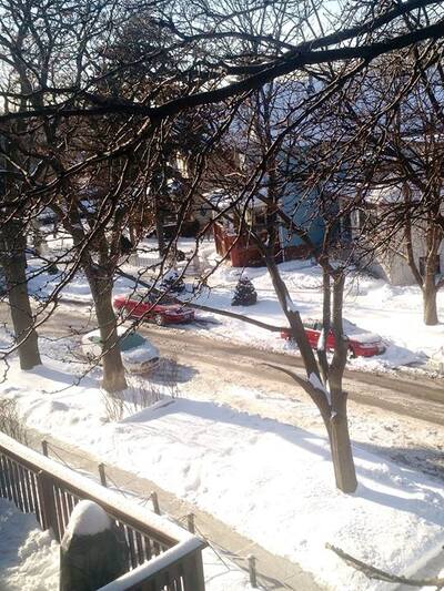 Θέα από το παράθυρο του σπιτιού του