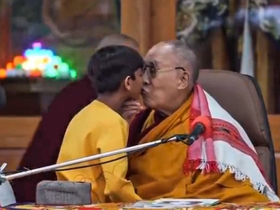 Δαλάι Λάμα: Εκθετειμένος μετά το φιλί με το παιδί