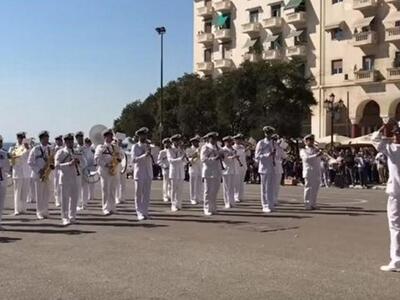 Η μπάντα του πολεμικού ναυτικού παίζει τ...