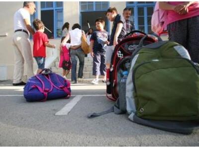 Σε χώρο στάθμευσης παιδιών κινδυνεύουν ν...