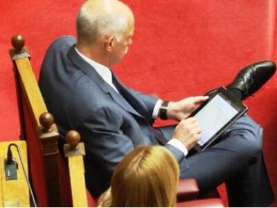 Παπανδρέου: Όχι μόνο δεν παραδίδει την έ...