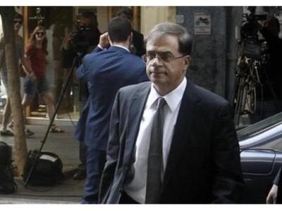 Στο υπουργείο Οικονομικών με δύο τούρτες...