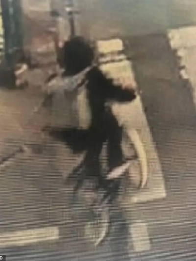 Η διαφυγή του δράστη με ποδήλατο