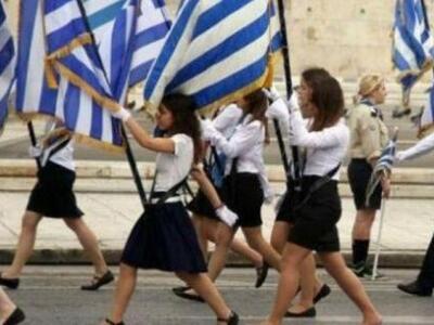 Η αλήθεια για την «ξυπόλυτη» σημαιοφόρο