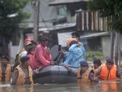 Ινδονησία: Τουλάχιστον 44 νεκροί από πλη...