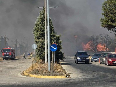 Φλέγεται ο τόπος γύρω από την Πυροσβεστι...