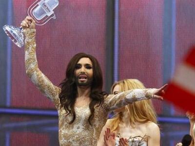 Δείτε Φωτό με τους γονείς της νικήτριας ...