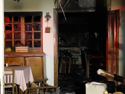 Ο ιδιοκτήτης της ταβέρνας προσπαθούσε να...