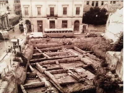 Εκεί που σήμερα παρκάρουν αυτοκίνητα στη...