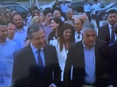 Ευδιάθετος και χαλαρός παρέα με την κόρη...