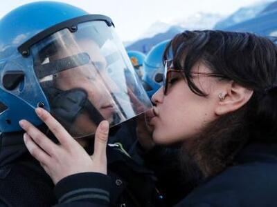 Ακτιβίστρια αφοπλίζει αστυνομικό με ένα ...