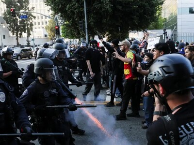 Ο Ντόναλντ Τραμπ κατεβάζει τον στρατό στ...