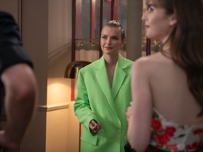 Η Καμίλ Ραζάτ με Jacquemus neon blazer