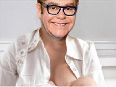 Ο Elton John θηλάζει το...μωρό του!