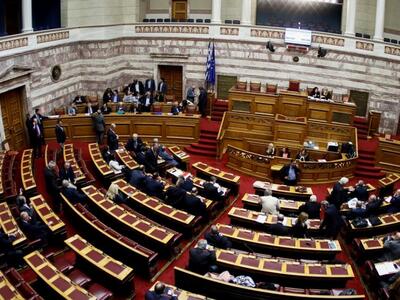 Τσίπρας - Μητσοτάκης μονομαχούν στη Βουλ...