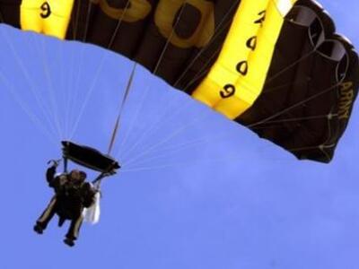 Με μια βουτιά στο... κενό γιόρτασε τα 90...