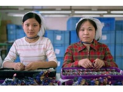 Στα εργοστάσια παιχνιδιών της Κίνας: Τι ...
