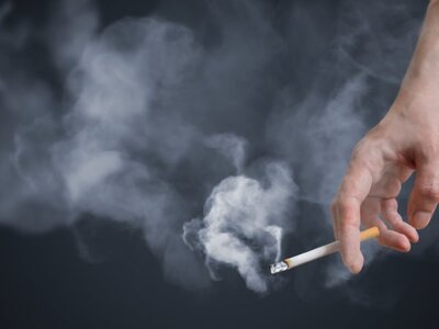 Κορωνοϊός & κάπνισμα: Κινδυνεύουν πε...