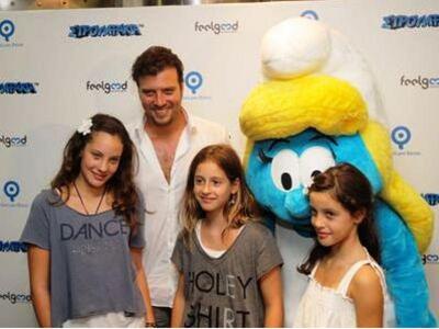 Μόνος με τις κόρες του στα στρουμφάκια ο...