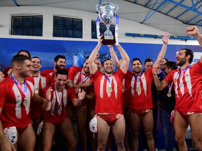 Ο Ολυμπιακός κυπελλούχος στο πόλο ανδρών...