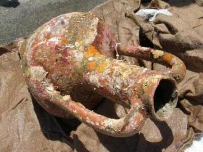 Πήγε για μπάνιο και βρήκε αρχαίο αμφορέα! 