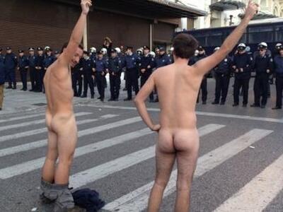 Πλατεία Συντάγματος: Γυμνοί στην πορεία ...