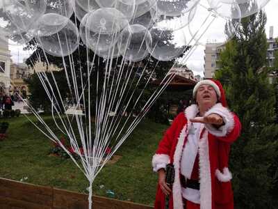 Πάτρα: Ο Σπύρος Γρίβας ντύθηκε Άι Βασίλη...