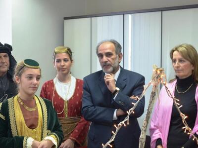 Χριστουγεννιάτικα κάλαντα και ευχές στον...