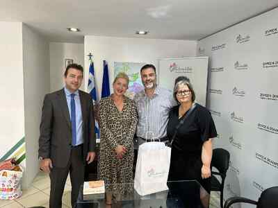 Παράδοση ειδών παιδικής ένδυσης στο Δήμο...