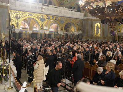 Πάτρα: Πλήθος πιστών προσκύνησε τον Εστα...