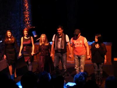 Πάτρα: Κατάμεστο το θέατρο Αγορά στην πρ...