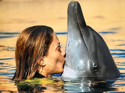 Η Στέλλα Καλλή κολυμπά με ...δελφίνια  