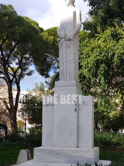 Μαυρίλα δεξιά στη μέση, εκεί όπου λείπει ένα μεγάλο κομμάτι μαρμάρου από προηγούμενο βανδαλισμό (14/1/19)