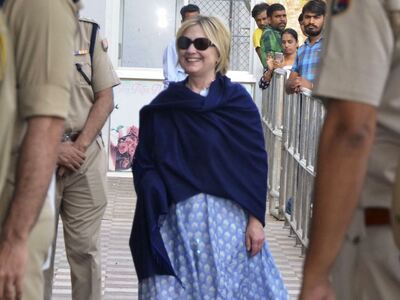 Η Χίλαρι Κλίντον μαζί με αστέρες του Μπό...