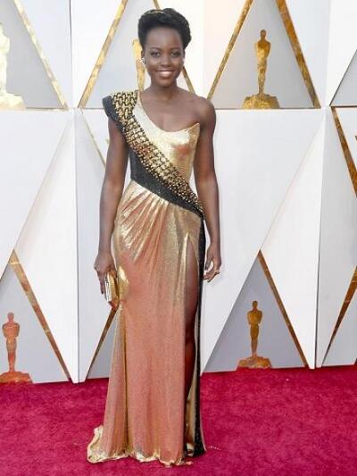 ΛΟΥΠΙΤΑ ΝΙΟΝΓΚΟ ΜΕ VERSACE