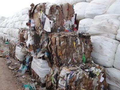 Αιγιάλεια: Καίγονται πακετοποιημένα σκου...