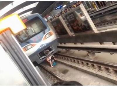 Εγκυος έπεσε στις ράγες του μετρό - Δείτ...