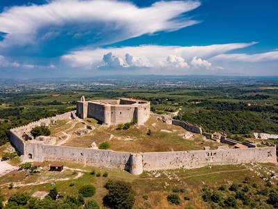 Το Χλεμούτσι με το εσωτερικό μουσείο επι...