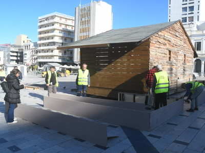 Πάτρα - φωτό: Δείτε πώς φτιάχνεται το χριστουγεννιάτικο χωριό