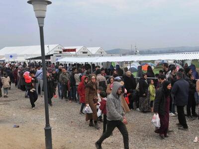 Πρόσφυγες έριξαν τον φράκτη του κέντρου ...