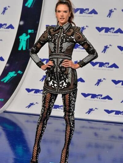 Aλεσάντρα Αμπρόζιο με Balmain