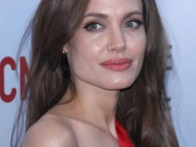 Σε διπλή μαστεκτομή υπεβλήθη η Angelina Jolie